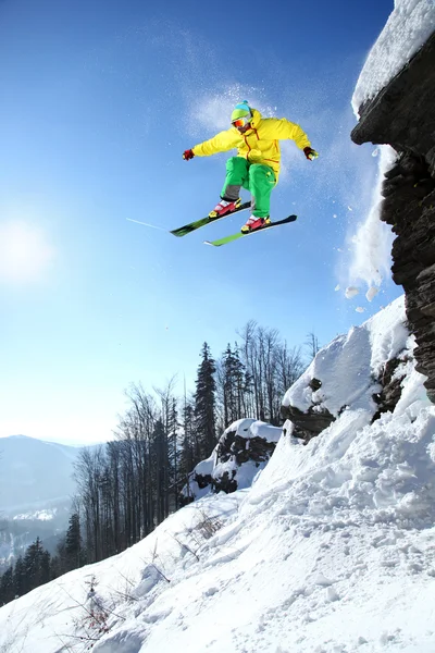 从悬崖跳虽然空气的滑雪者 — 图库照片
