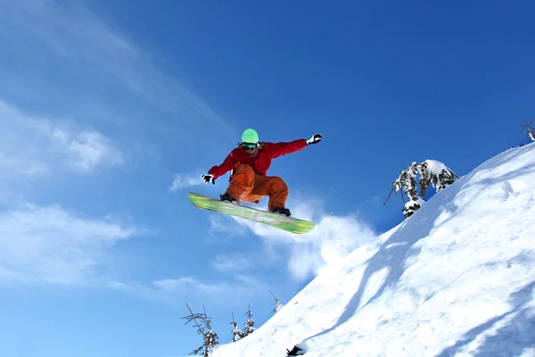 滑雪者在蓝天上跳跃 — 图库照片