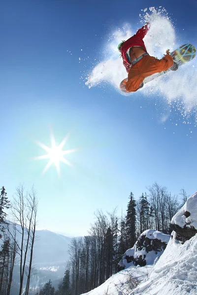 Snowboarder springt tegen de blauwe lucht — Stockfoto
