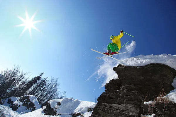 Gerçi hava uçurumdan atlama kayakçı — Stok fotoğraf