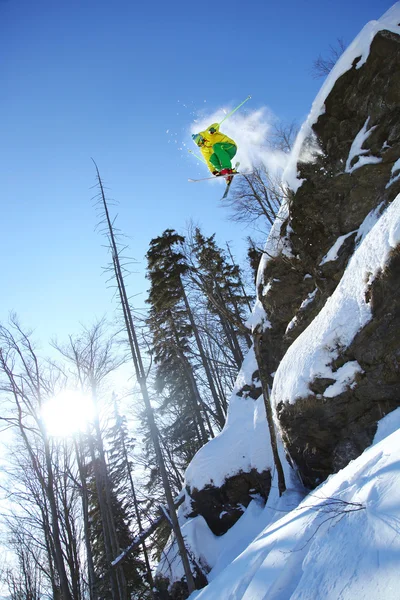Esquiador saltando a través del aire desde el acantilado —  Fotos de Stock