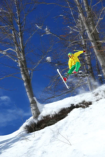 しかし空気崖からジャンプするスキーヤー — ストック写真