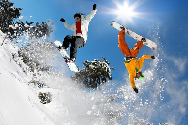 Snowboarder springt gegen blauen Himmel Stockbild