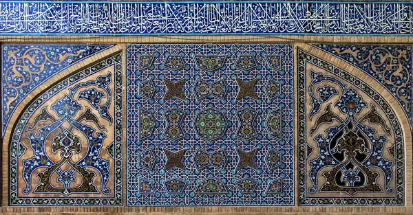 Gekachelter Hintergrund in Moschee. isfahan. iran — Stockfoto