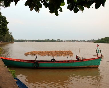 Kampot Nehri üzerinde tekne. Kampot. Kamboçya.