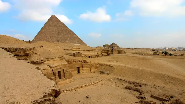 Большая пирамида с погребальным комплексом Хафре на переднем плане — стоковое фото