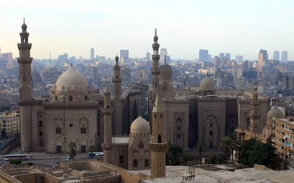 Mešita sultána Hasana a panoráma města Káhiry. Egypt — Stock fotografie