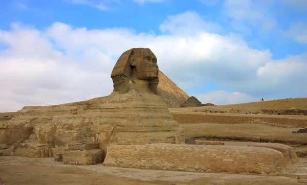 Piramides van Gizeh en de sfinx. Egypte. — Stockfoto