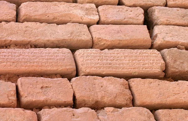 Parede de tijolo com escrita cuneiforme em tijolos, Shush, Irã — Fotografia de Stock
