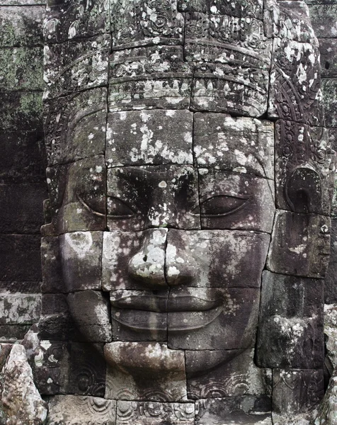 Close-up de rosto sorridente do rei Jayavarman VII no templo de Bayon, Angkor Wat, Siem Riep, Camboja . — Fotografia de Stock