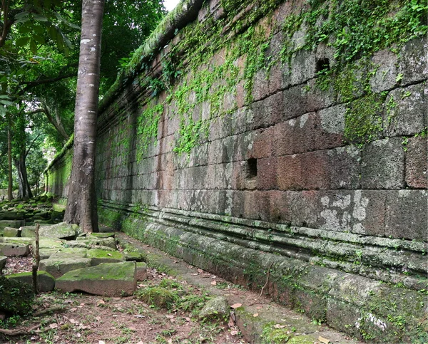 Koninklijke behuizing en phimeanakas tempel muur. Angkor, Siem oogst. Cambodja — Stockfoto