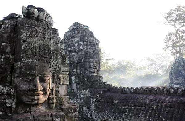 Lachende gezichten van de koning jayavarman vii in de tempel van bayon. Angkor. Siem oogst. Cambodja — Stockfoto