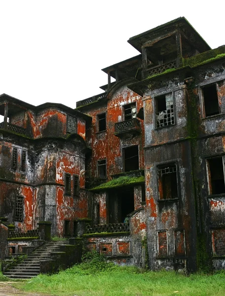 Terk edilmiş bir otel. Bokor hill istasyonu kampot kasabası yakınında. Kamboçya. — Stok fotoğraf