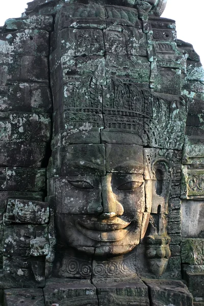 中殿的戎、 吴哥窟、 游泳池、 柬埔寨国王的脸的特写. — 图库照片