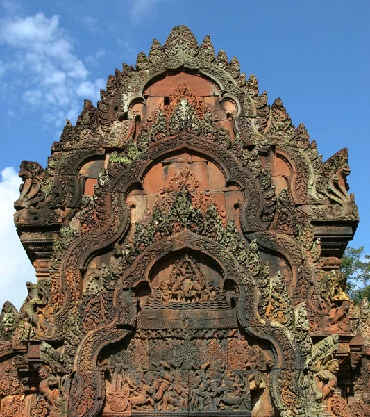 Escultura em pedra. Templo de Banteay Srei. Angkor. Siem Reap, Camboja . — Fotografia de Stock