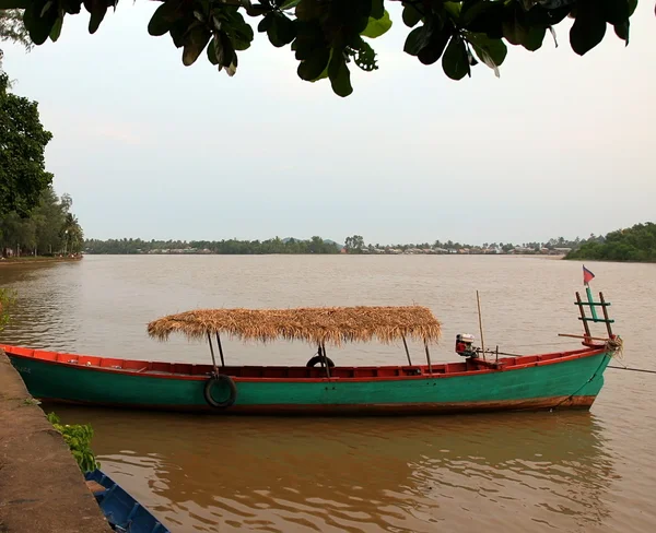 Barco en el río Kampot. Kampot. Camboya . —  Fotos de Stock