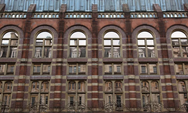 Oud gebouw in het centrum van Londen. Verenigd Koninkrijk. — Stockfoto