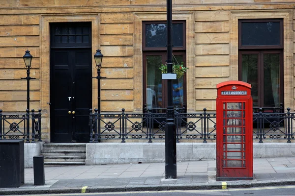Κόκκινο τηλεφωνικοί θάλαμοι στο κεντρικό Λονδίνο. Ηνωμένο Βασίλειο. — Φωτογραφία Αρχείου