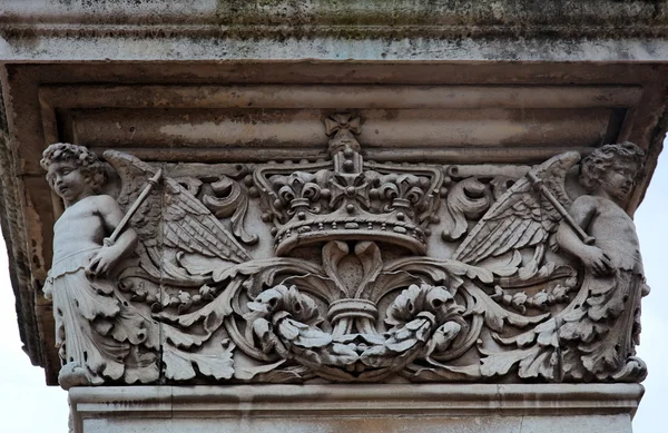Fence column. Detail. Buckingham palace. London.UK. — Stock Photo, Image