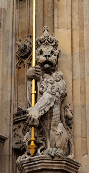 Detalhe de fachada de Casas do Parlamento. Londres. Reino Unido . — Fotografia de Stock