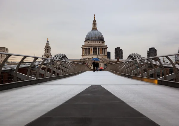 Millenium bridge do st pauls. Londýn. Velká Británie. — Stock fotografie