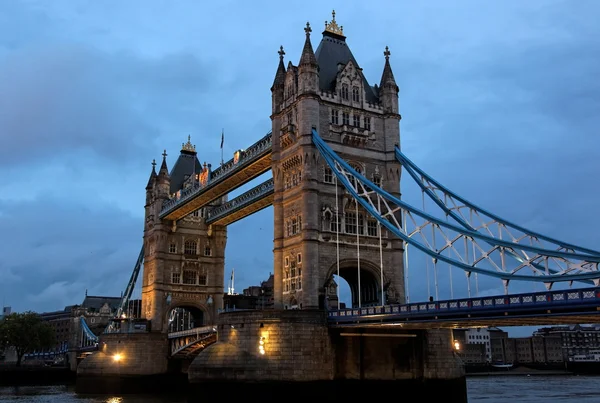 Tower bridge za soumraku. Londýn. Velká Británie. — Stock fotografie