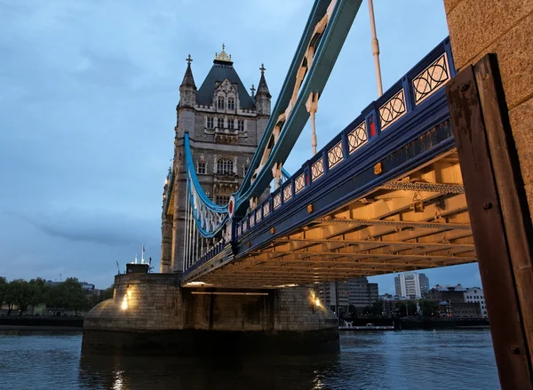 Tower bridge alacakaranlıkta. Londra. İngiltere. — Stok fotoğraf