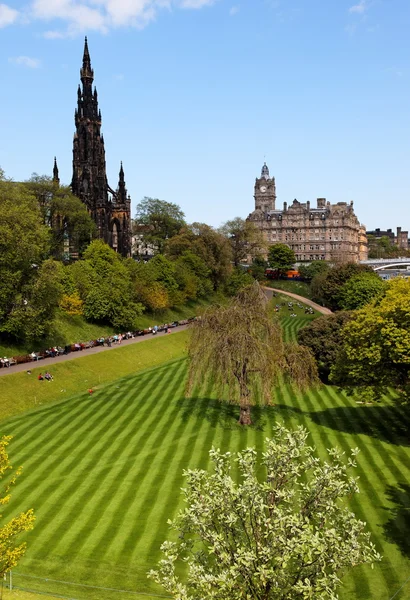 带区卷的公主花园的草坪。爱丁堡。苏格兰。英国. — 图库照片