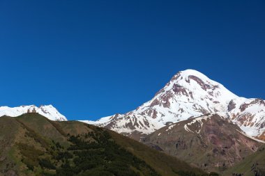 gergeti teslis Kilisesi ve mount kazbek. Gürcistan.