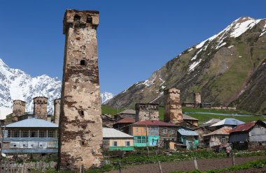 geleneksel svan koruyucu kuleleri ve ushguli köy evleri. Svaneti. Gürcistan.