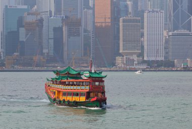 victoria Limanı turistler toplamak için gelen geleneksel Çince teknede. Hong kong.