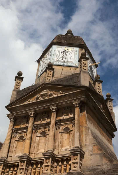 Zegar słoneczny i rzeźbione w kamieniu. Cambridge. Wielka Brytania. — Zdjęcie stockowe
