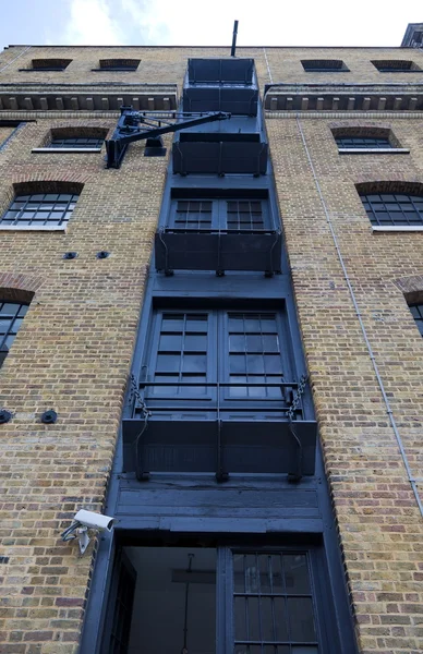 Blok van flats in docklands. Londen. Verenigd Koninkrijk — Stockfoto
