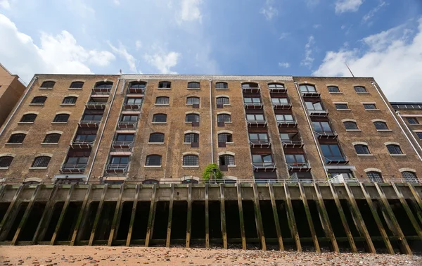 Blok van flats in docklands. Londen. Verenigd Koninkrijk — Stockfoto
