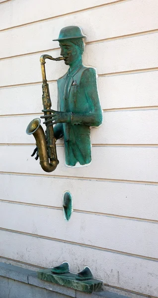 雕塑的萨克斯管吹奏者。第比利斯。格鲁吉亚. — 图库照片
