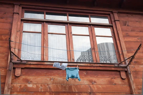 在一个窗口前清洗生产线。第比利斯格鲁吉亚. — 图库照片