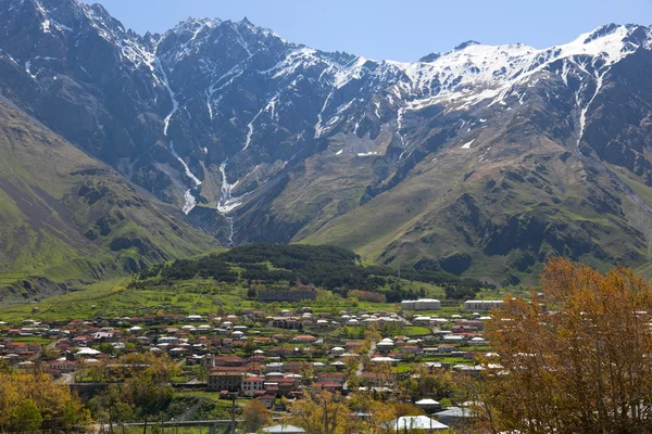 Kaukasus bergen. stepantsminda by. Georgien. — Stockfoto