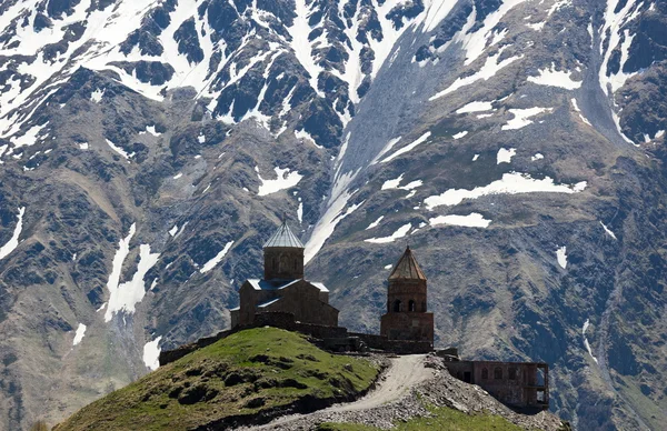 Gergeti Trinity Church and Caucasus Mountains. Stepantsminda. Georgia. — Stock Photo, Image
