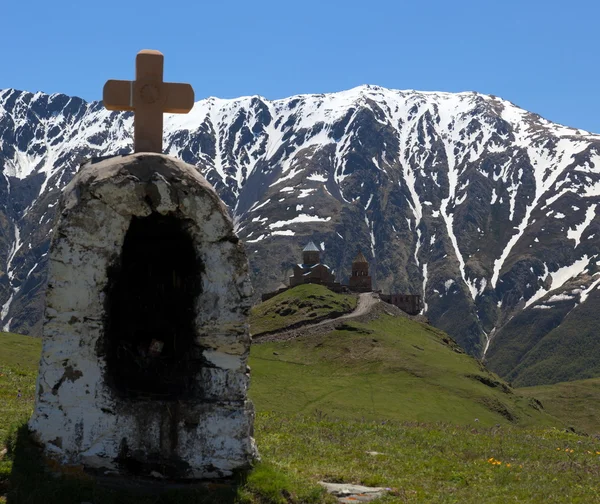 Gergeti trinity church och Kaukasus bergen. stepantsminda. Georgien. — Stockfoto