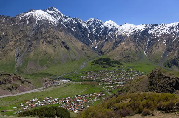 Montagne del Caucaso e villaggio di Stepantsminda. Georgia . — Foto Stock