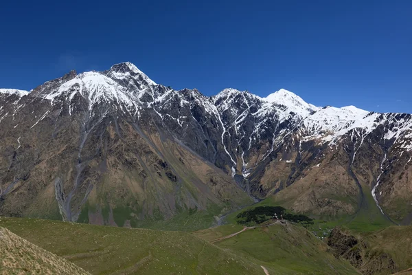 Montañas del Cáucaso, cerca del pueblo de Stepantsminda. Georgia . —  Fotos de Stock