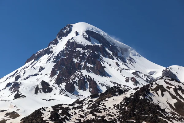 Vy över berget kazbek, nära stepantsminda. Georgien. — Stockfoto