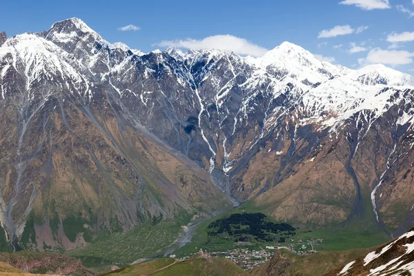 Montañas del Cáucaso y pueblo Stepantsminda. Georgia . —  Fotos de Stock