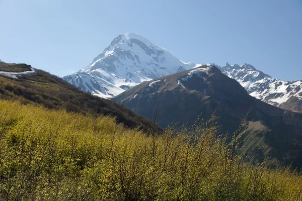 Vista del Monte Kazbek, cerca de Stepantsminda. Georgia . —  Fotos de Stock