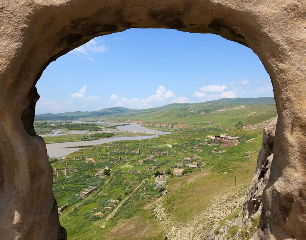 Ruinerna av den georgiska by nära 3000 år gamla cave city uplistsikhe. Georgien. — Stockfoto