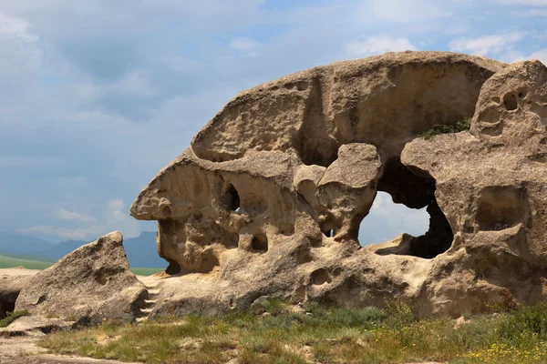 Βράχο σε σχήμα των ανδρών; s προφίλ. 3.000 ετών υπόσκαφο πόλη Uplistsikhe. Γεωργία. — Φωτογραφία Αρχείου