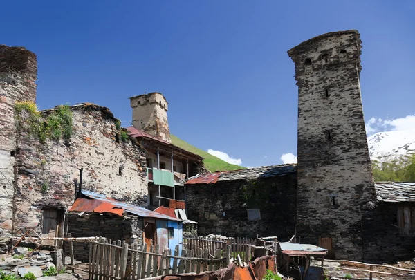 Traditionele svan beschermende torens en huizen in ushguli dorp. Svaneti. Georgië. — Stockfoto