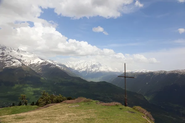 Sommet marqué par la croix au-dessus du village de Mestia. Haute Svaneti. Géorgie — Photo