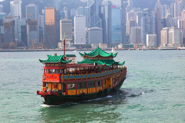 Bateau chinois traditionnel sur le port de Victoria venant chercher des touristes. Hong Kong . — Photo