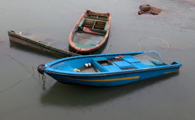 küçük tekne yarı batık. Cheung chau. Hong kong.